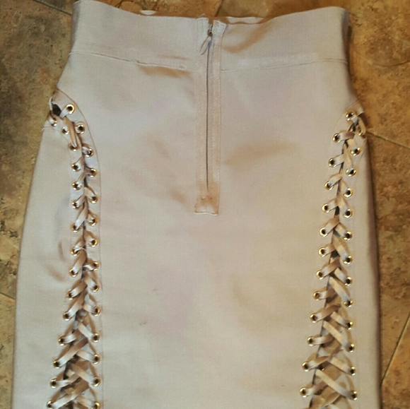 Powder pink body con skirt in size small - Picture 2 of 3